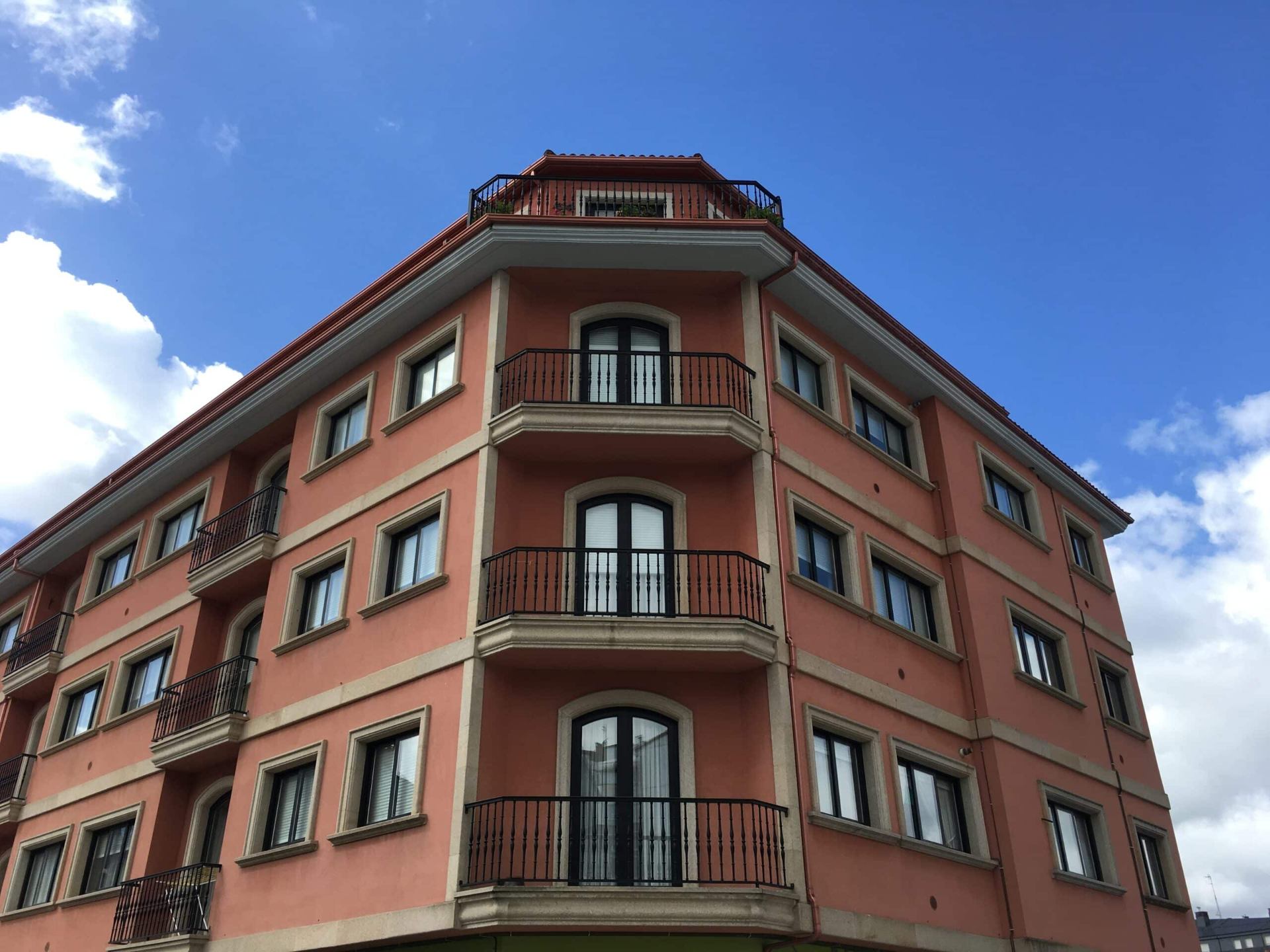 Rehabilitación de fachada con ventanas a medida