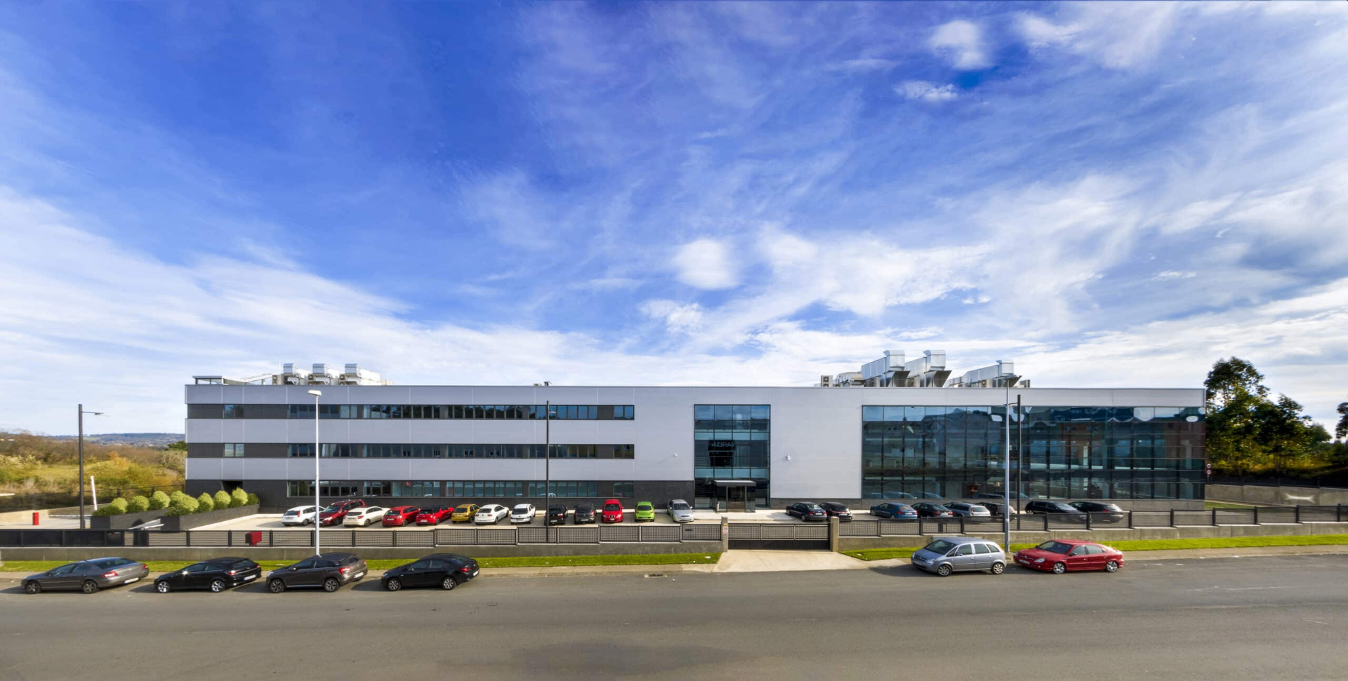 Edificio corporativo con acristalamiento