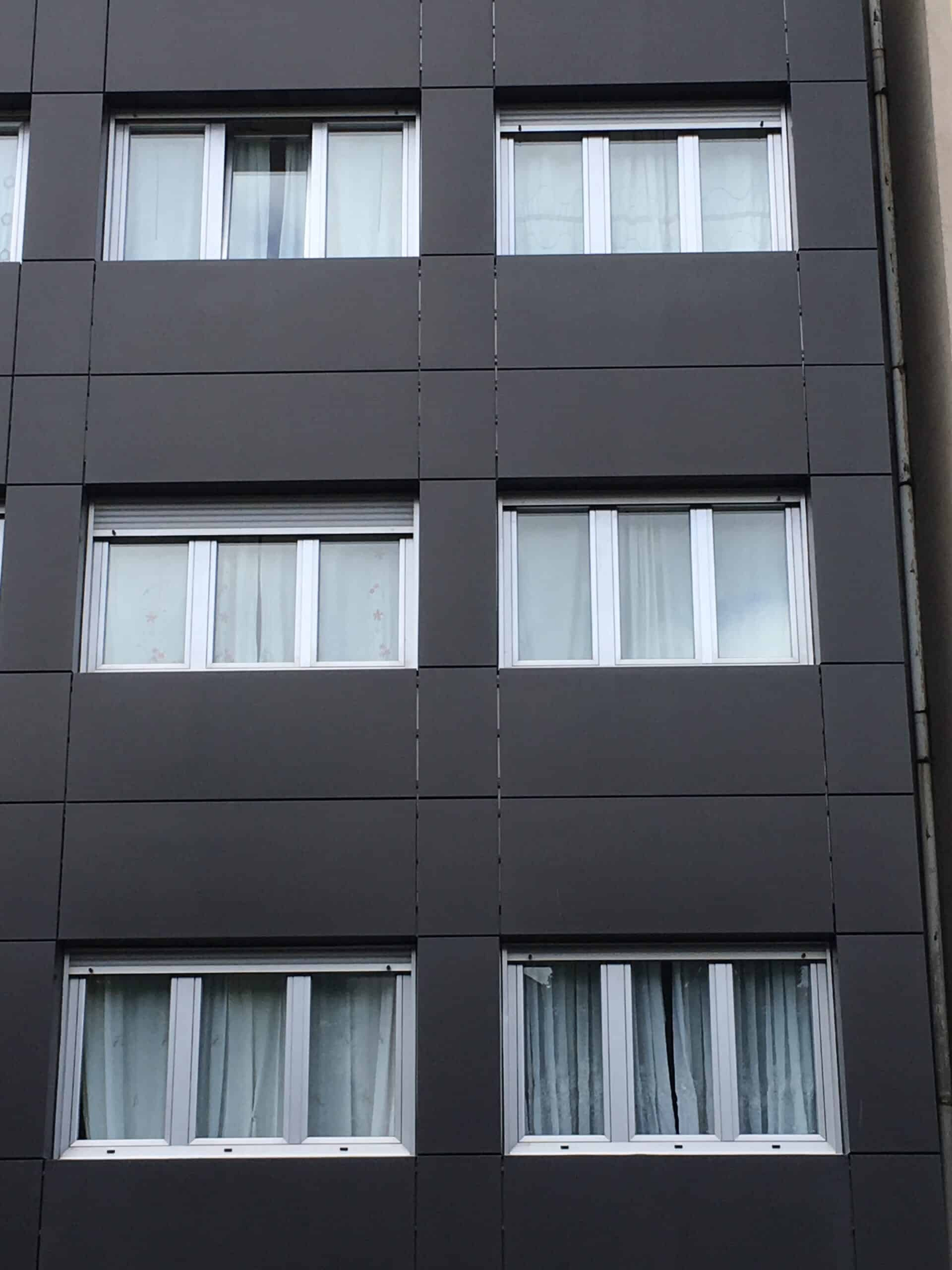 Fachada con ventanas a medida